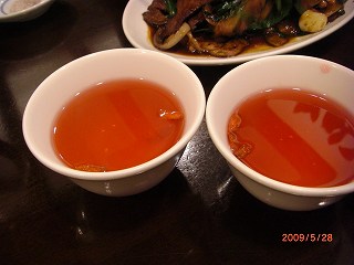 サービスの赤いお茶