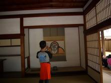 掛け軸をとるおれっち