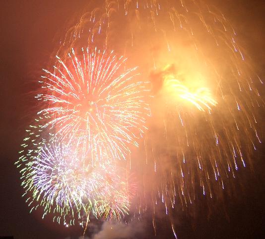 ファインダーに納まりきらないくらいの大きな花火 8,15