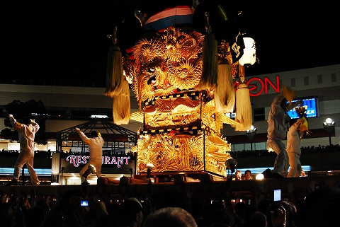 新居浜の   祭り太鼓が   夜に舞う