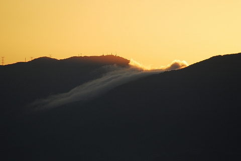 山越え流れる雲