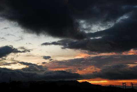 夕焼けに  まだ負けんぞ！と  黒い雲