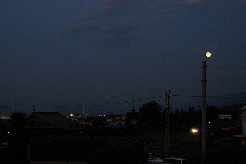 満月のある夕景