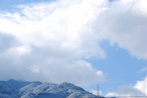 山の中腹までは雪化粧