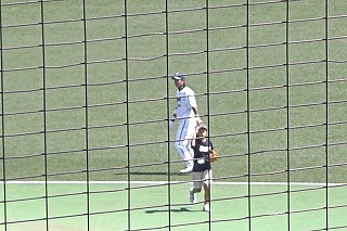 サインをもらってベンチへ