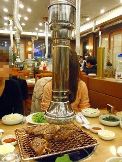 黒豚カルビの焼肉店の店内様子