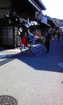 古い町並みを走る人力車