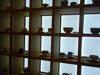 世界中から集められたティーカップを展示