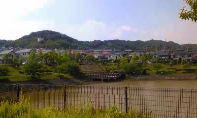 池の周りの遊歩道