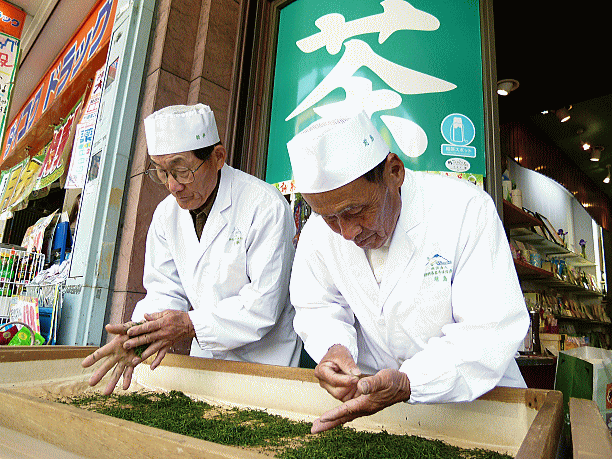 新茶手揉み催事の様子(2011年05月02日(月)八十八夜 お茶の小山園 呉服町本店店頭にて)
