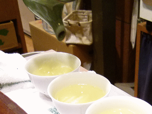 手揉みの新茶を早速淹れてみました!(2011年05月02日(月)八十八夜 お茶の小山園 呉服町本店店頭にて)