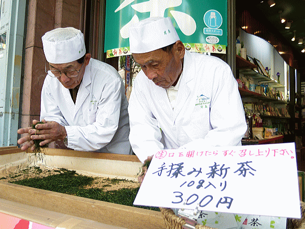 手揉みされたばかりの新茶は、店頭で限定数、販売されました!(2011年05月02日(月)八十八夜 お茶の小山園 呉服町本店店頭にて)