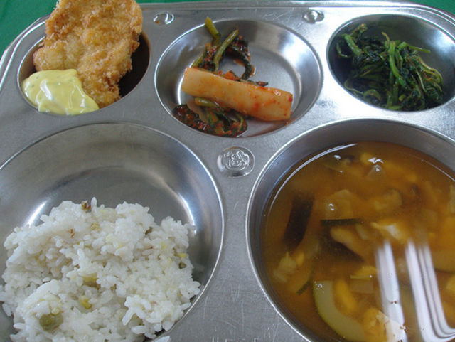 韓国の給食１.jpg