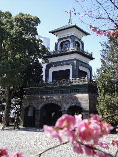 尾山神社前_神門と梅