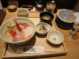 海鮮丼と清酒（加賀鳶、山廃純米）