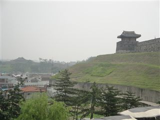 遠くに北東鋪楼と東将台を望む