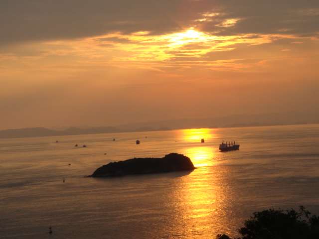 海面に太陽の道が出来始めます・・・