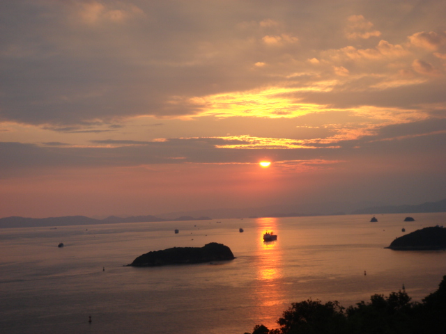 まるで太陽の道を船が渡航しているよう・・・