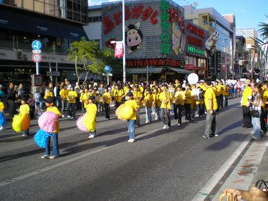 国際通りでパレード。