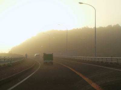 火山灰の中の車と人