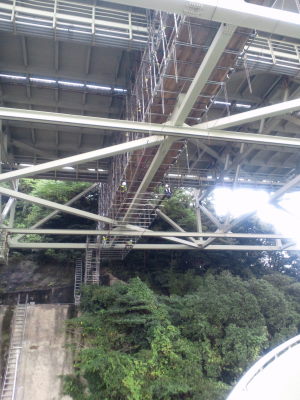 橋の下で作業中！高さは３０ｍくらい！