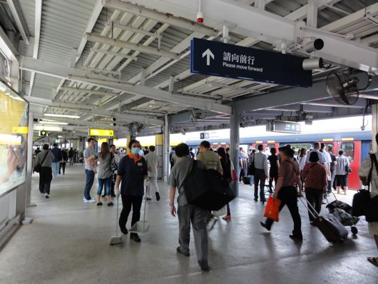 20110421羅湖駅のホームから