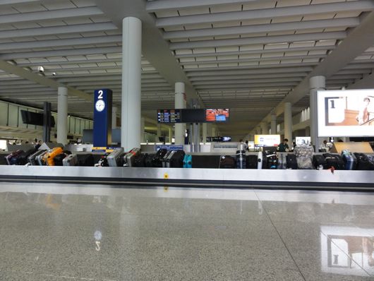 香港空港の荷物待ち