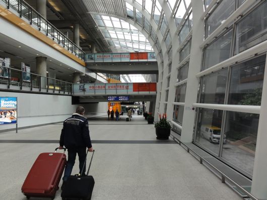 香港空港のバス乗り場へ