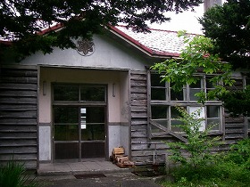八雲町立赤笹小学校跡　外観（玄関）