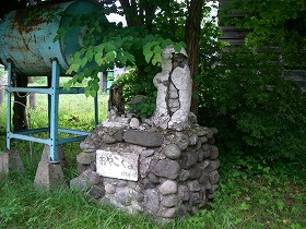 八雲町立赤笹小学校跡　（おやこぐまの石像）