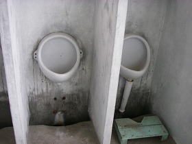 八雲町立赤笹小学校跡　便所