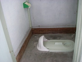 八雲町立赤笹小学校跡　便所その２