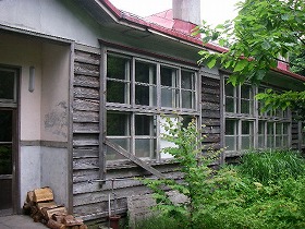 八雲町立赤笹小学校跡　外観（近く）
