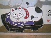 下駄の上の招き猫
