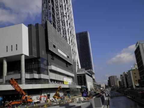 東京スカイツリーと商業施設（建築中）