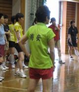コーチの指導を受ける