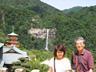 飛滝神社と那智の滝を背景に