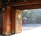 気比神社入口（菊のご紋が光ります）
