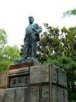 高松市中央公園の菊池寛銅像