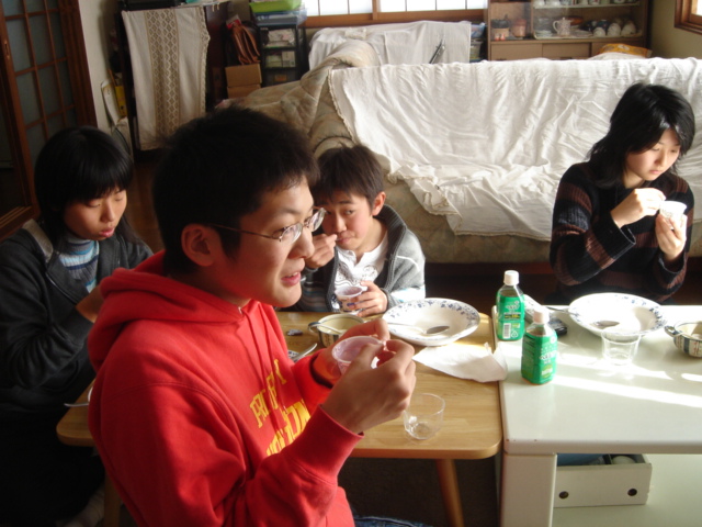 デザートをほおばる中３生