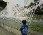 公園の噴水いいねぇ☆