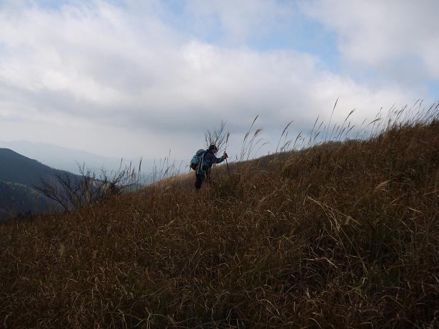南峰への登り返し