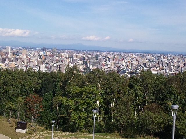 旭山公園は中央区にあるけれど、天気のいい日なら小樽市まで見渡せるのよー！