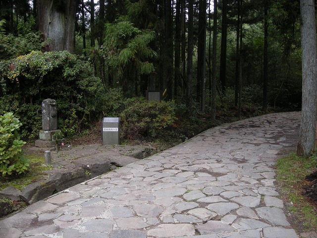 箱根街道と雲助徳利の墓