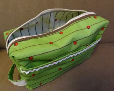 おむつポーチテントウムシ