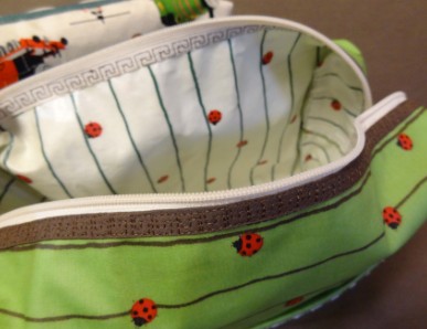おむつポーチテントウムシ内側