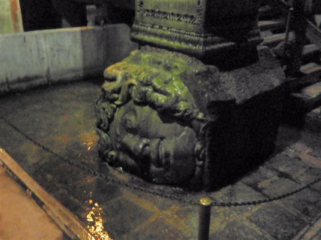 地下宮殿の柱に彫られたメデューサ