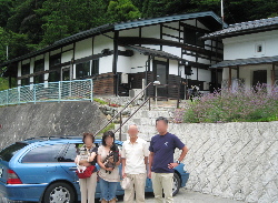 070822民宿の前で.jpg