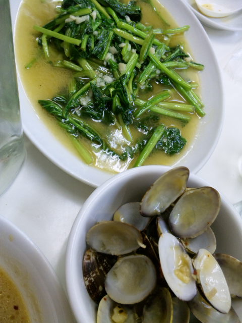 青菜のニンニク炒めと　アサリ