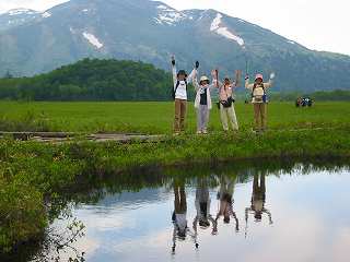 070619尾瀬の池塘でバンザーイ